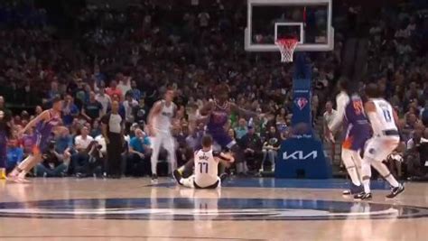 《全景NBA》再看一遍这个镜头！东契奇“布克躺”，又坐着送助攻！