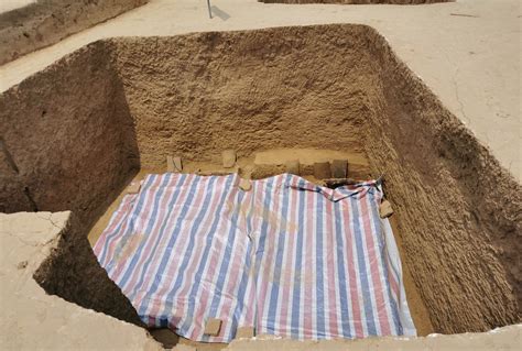 实拍明朝一品大员郑洛家族墓地考古发掘现场，盗墓口依然清晰可见