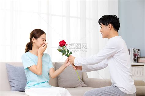 丈夫向妻子赠送玫瑰高清图片下载-正版图片501377350-摄图网