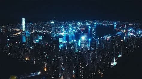 无人机拍摄的香港夜晚现代玻璃摩天大楼的镜头视频素材_ID:VCG42N1362915845-VCG.COM