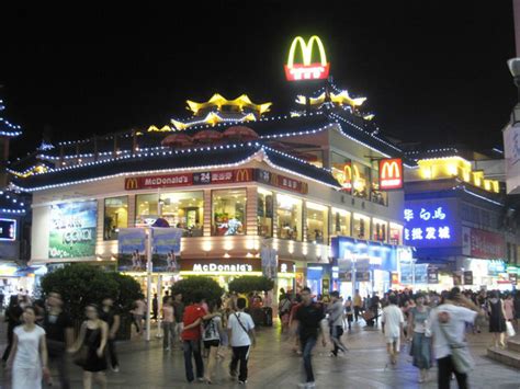 深圳东门步行街户外广告投放渠道，金世界百货大屏广告投放形式 - 知乎