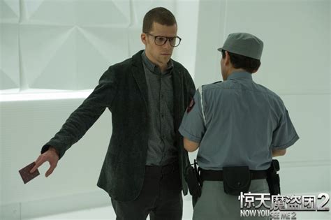 《惊天魔盗团2》曝预告 "哈利·波特"腹黑调戏四骑士-千龙网·中国首都网
