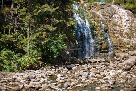 夏季西伯利亚森林中的瀑布高清图片下载-正版图片507217605-摄图网