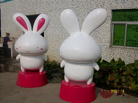 卡通兔子雕塑 - 深圳市创鼎盛玻璃钢装饰工程有限公司