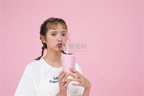 甜美女生头像手拿饮料