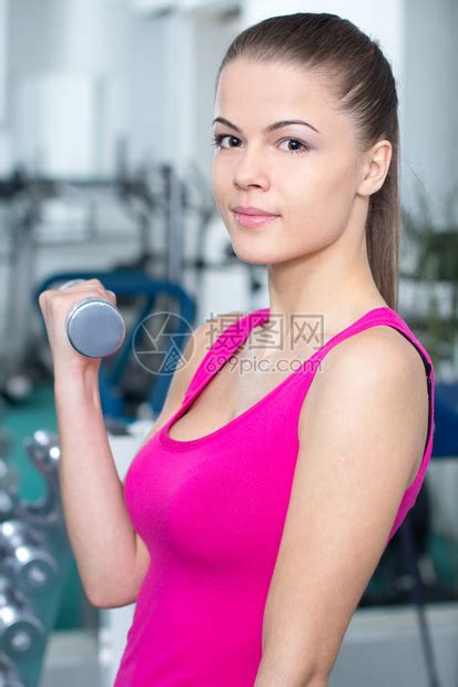 身体健康的女人在体育馆做运动的高清图片下载-正版图片507108186-摄图网