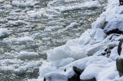 冰冷的冰冰在水面上冻结季节液体痕迹冰川水晶天气蓝色寒冷高清图片下载-正版图片320975079-摄图网