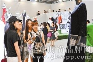 太平鸟时尚女装服装品牌策划PPT_卡卡办公