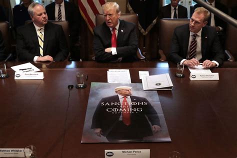 特朗普在内阁会议摊开“权游”风格海报：对伊朗“制裁将至”