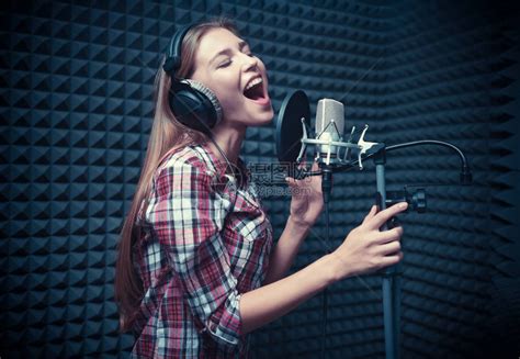 在录音室唱歌的年轻女子高清图片下载-正版图片503587160-摄图网