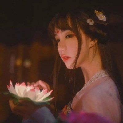 古风头像拿着茶具的女生