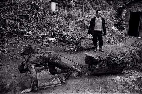 90年代的黑煤窑，一条人命只值5000元，穷人的命比纸还便宜__凤凰网