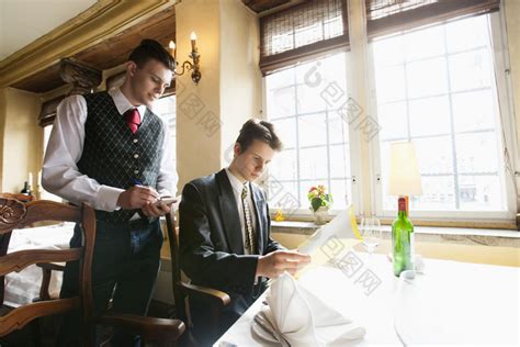 高档餐厅服务员等待客人点餐图片-包图网