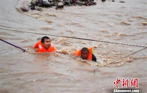 洪灾中的逆行者：他在洪水中背出3名老人 - 年轻态网