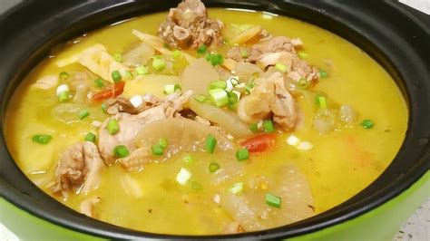 正宗四川酸萝卜老鸭汤的做法，细火慢炖，汤汁鲜美无腥味