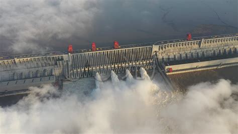 三峡大坝排水泄洪时，为何要把洪水往天上喷？真心佩服我国设计师__财经头条