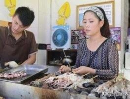 在校大学生卖烤鱿鱼月入十余万 被称＂鱿鱼西施＂_3DM单机