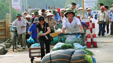 中越边境线上的集市，越南小商贩，戴绿帽子，说中国话，收人民币
