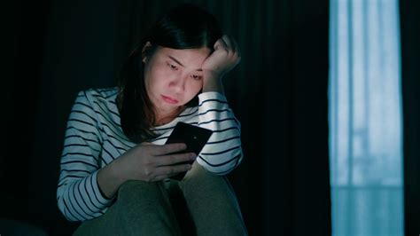 在自我隔离期间，一个孤独的女人坐在地板上—高清视频下载、购买_视觉中国视频素材中心