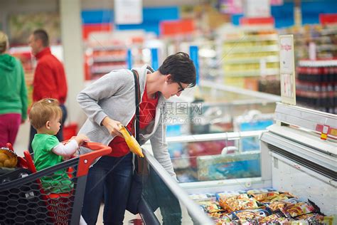 轻的母亲带着孩子购物中心超市商店买食物杂货店高清图片下载-正版图片300564871-摄图网