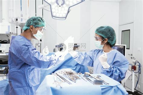 医生和护士在手术室外科手术成功后高清图片下载-正版图片507447387-摄图网