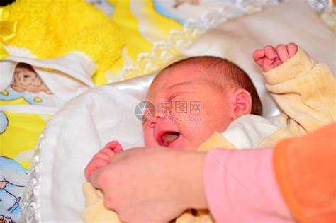 妈给刚出生的婴儿安抚奶嘴高清图片下载-正版图片505828365-摄图网