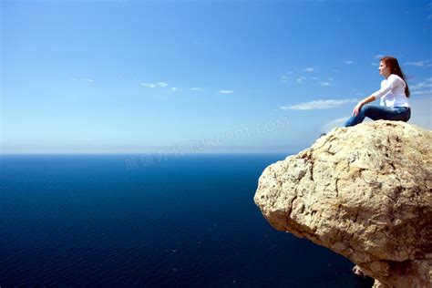 坐在大海边岩石上的美女人物高清摄影jpg格式图片下载_熊猫办公