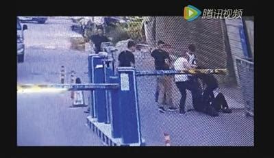 群殴保安豪车司机等4人被拘 事发监控视频曝光_海口网