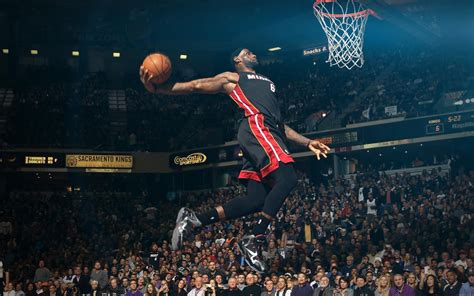 NBA巨星詹姆斯灌篮瞬间抓拍的电脑壁纸图片-体育-3g电脑壁纸图片