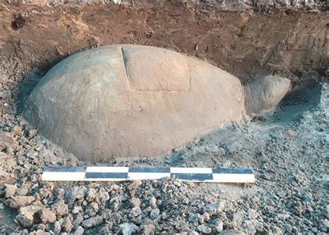 柬埔寨吴哥遗址发现半埋在地下的千年巨型石龟像 - 神秘的地球 科学|自然|地理|探索