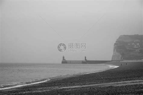 法国诺曼底Fecamp港的灯塔在灰暗和迷雾的高清图片下载-正版图片503803484-摄图网