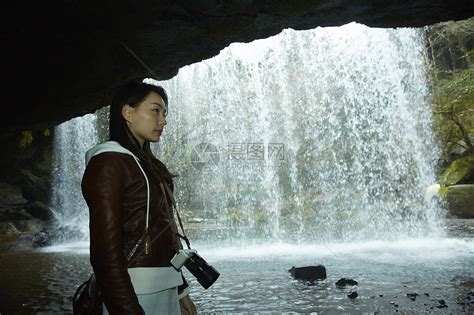 站在瀑布前的女性摄影师高清图片下载-正版图片502071608-摄图网