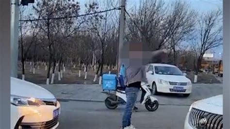 逆行还辱骂正常行驶司机，男子被警方行拘_凤凰网视频_凤凰网