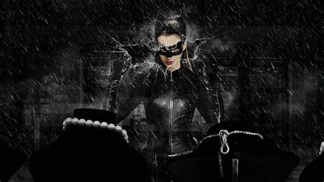 《蝙蝠侠3 黑暗骑士崛起》最新片场照 贝尔 海瑟薇制服亮相[P] | 映像讯