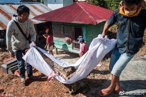 印尼恐怖习俗：挖尸打扮上演死人“时装秀”