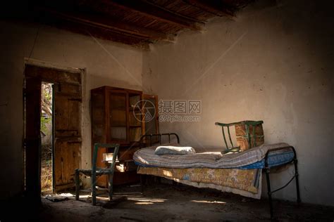 废弃房间里的旧家具高清图片下载-正版图片503130114-摄图网
