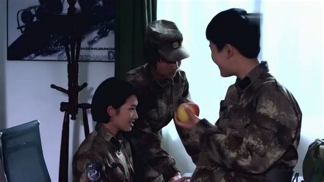 麻辣女兵：女兵休息时间吃零食饮料，被教官淘汰，这就是兵不厌诈_腾讯视频