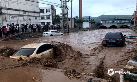 惊险！辽宁短时强降雨引发山洪 数台车辆瞬间被淹-图片频道-中国天气网
