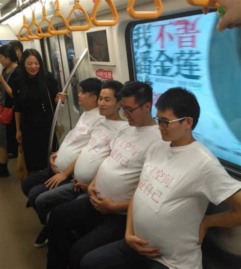 大肚孕妇乘地铁无人让座，小男孩的举动让全车人脸红！_腾讯视频}