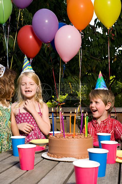 一家人欢乐的庆祝生日高清图片下载-正版图片501218297-摄图网