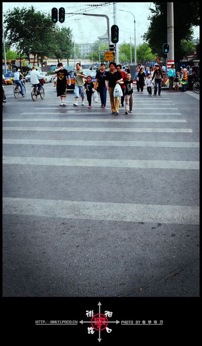行人在十字路口过马路高清图片下载-正版图片502639388-摄图网