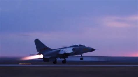 中国飞豹战机发动机空中起火 飞行员驾机安全着陆(含视频)_手机新浪网