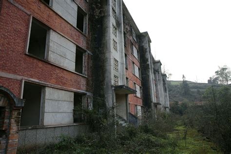 旧工厂阴森的废弃建筑景观高清图片下载-正版图片504540272-摄图网