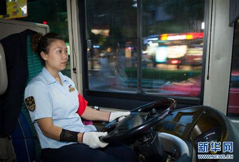 重庆公交车女司机开豪车上班 安全行驶超百万公里（组图）——人民政协网