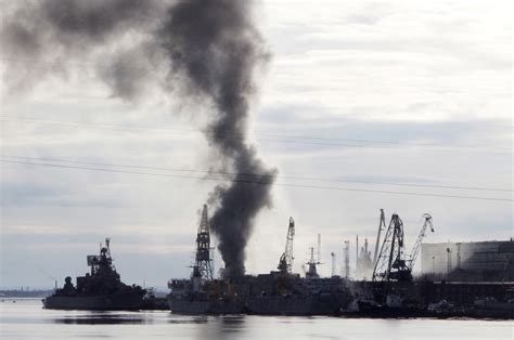 俄“奥斯卡”级核潜艇起火 将以淹没码头方式灭火 - 海洋财富网