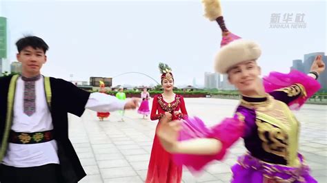 新疆歌舞团在广州塔进行快闪表演_凤凰网视频_凤凰网