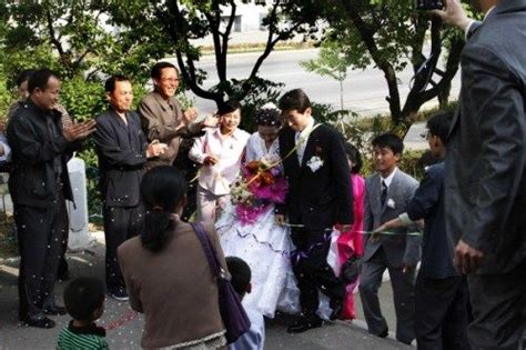 朝鲜新婚夫妇瞻仰金日成铜像以示喜庆(图)|朝鲜|结婚|瞻仰金日成铜像_新浪新闻