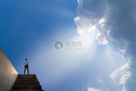 有个商人站在世界的顶端站立在胜利高清图片下载-正版图片506983247-摄图网