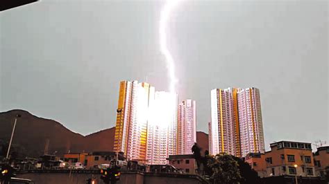 港媒：香港昨天雷电交加，6小时发生3.6万次闪电