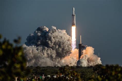 SpaceX猎鹰重型火箭首次商业发射成功：比前代推力大_手机新浪网